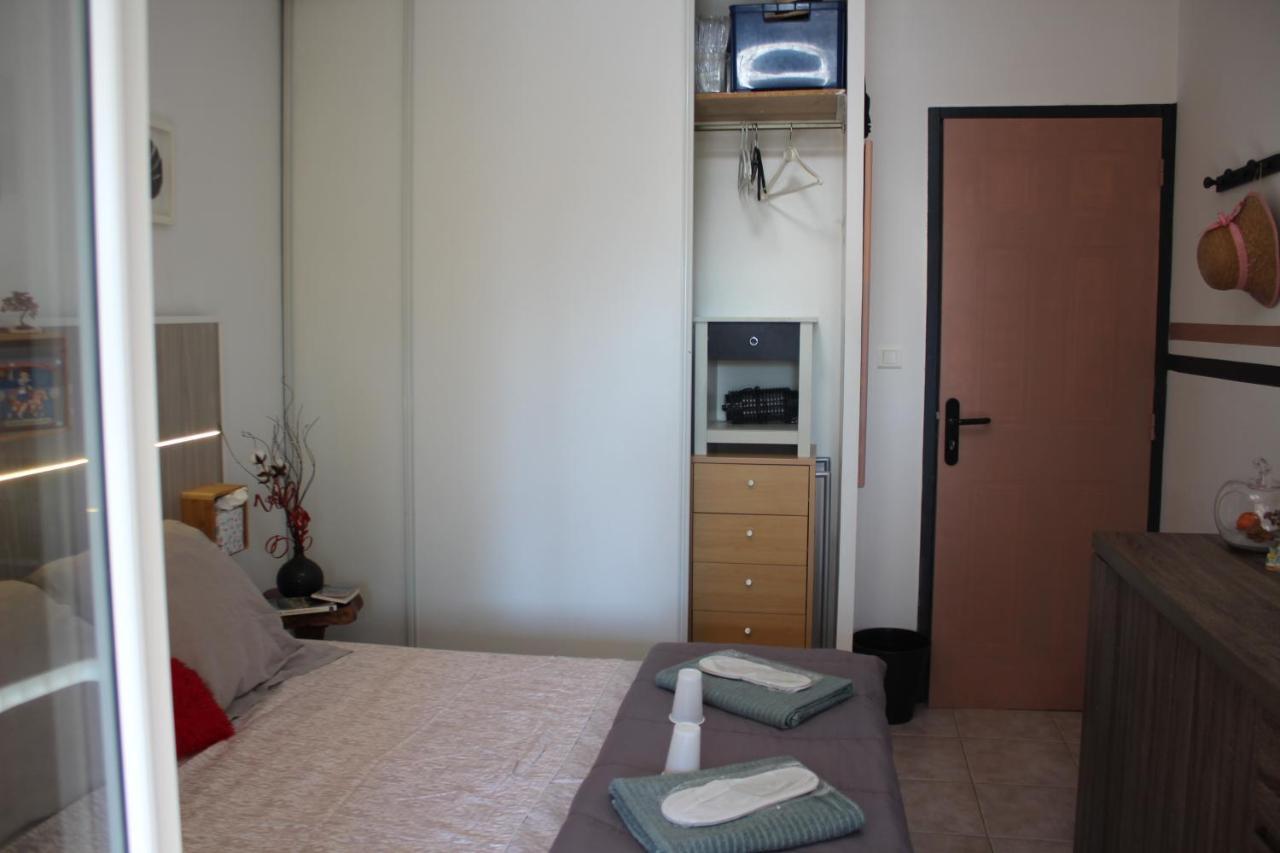 Philippe & Marie, A Louer Petite Chambre Chez L'Habitant Avec Terrasse Dans Villa, Au Pied Du Luberon Cucuron Dış mekan fotoğraf